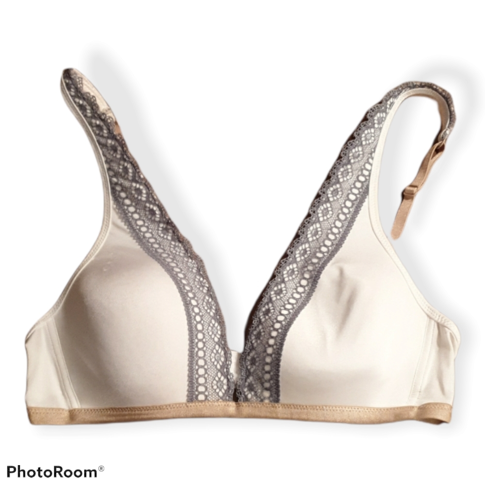 Calvin Klein white and gray lace wireless bra